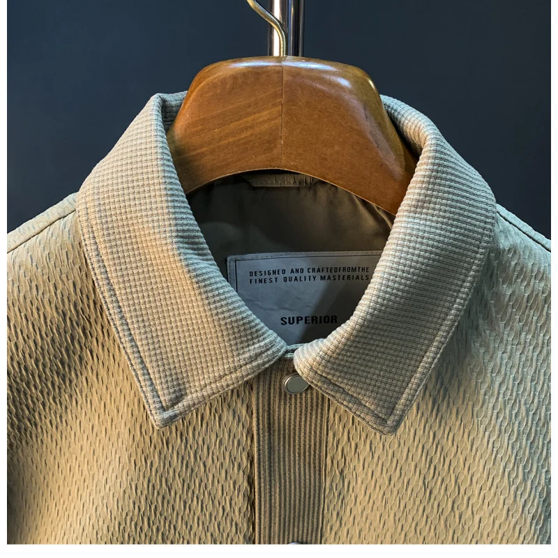 

Осенняя мужская куртка, трендовый новый товар, кардиган на пуговицах с лацканами, куртка большого размера, свободный повседневный топ с тиснением для мужчин