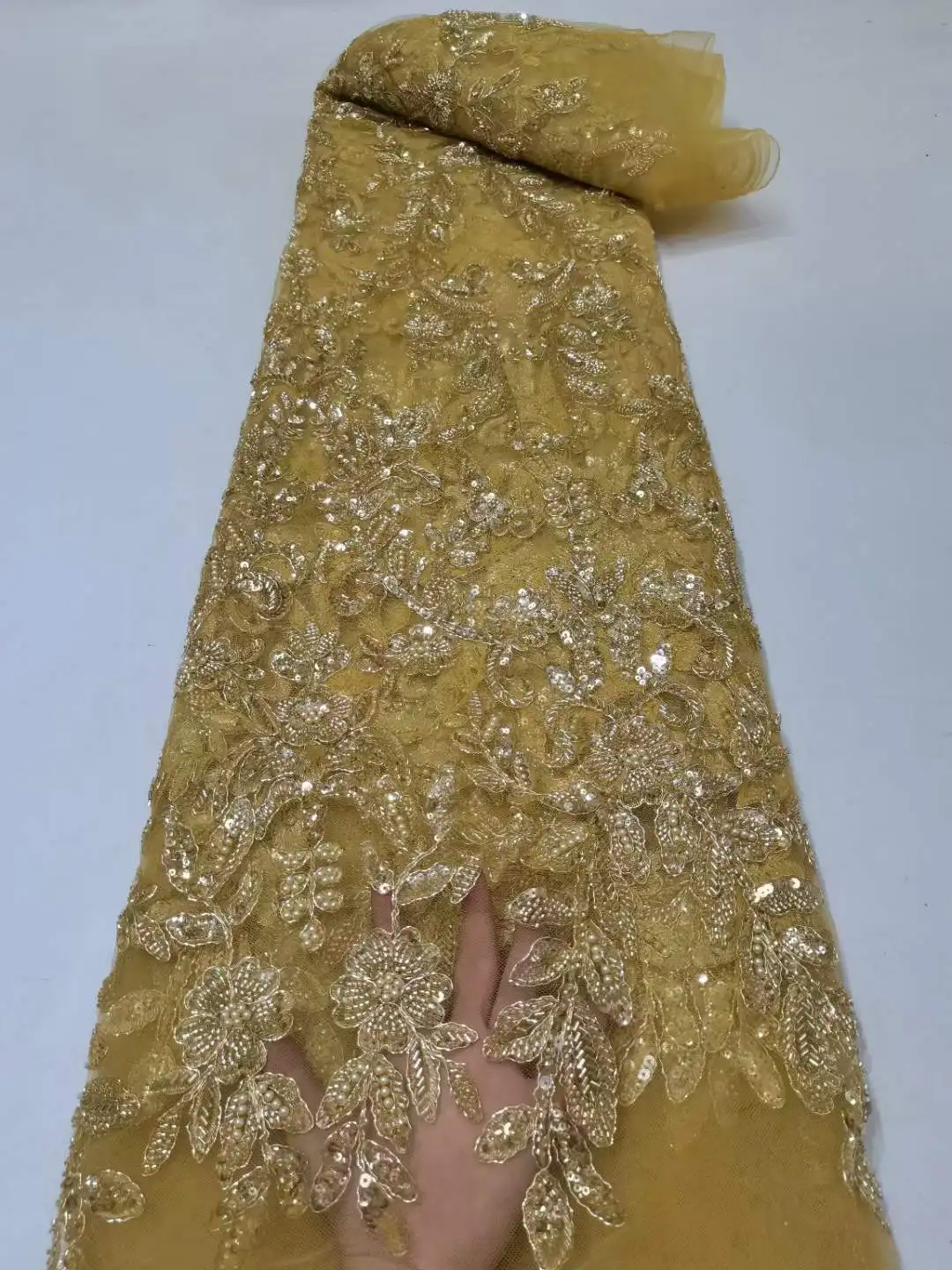 Abito da sera su misura con paillettes Accessori in cristallo Abito da sposa in rete Tessuto floreale Materiale con diamanti ricamati con perline