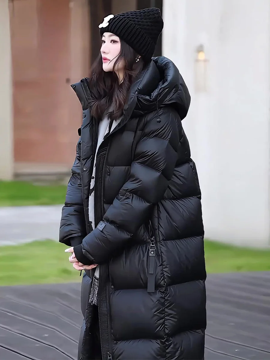 Długi płaszcz puchowy damski zimowy, modny, ocieplany, ciepły, biały płaszcz puchowy z kapturem, krój casual, elegancki, rekreacyjny.
