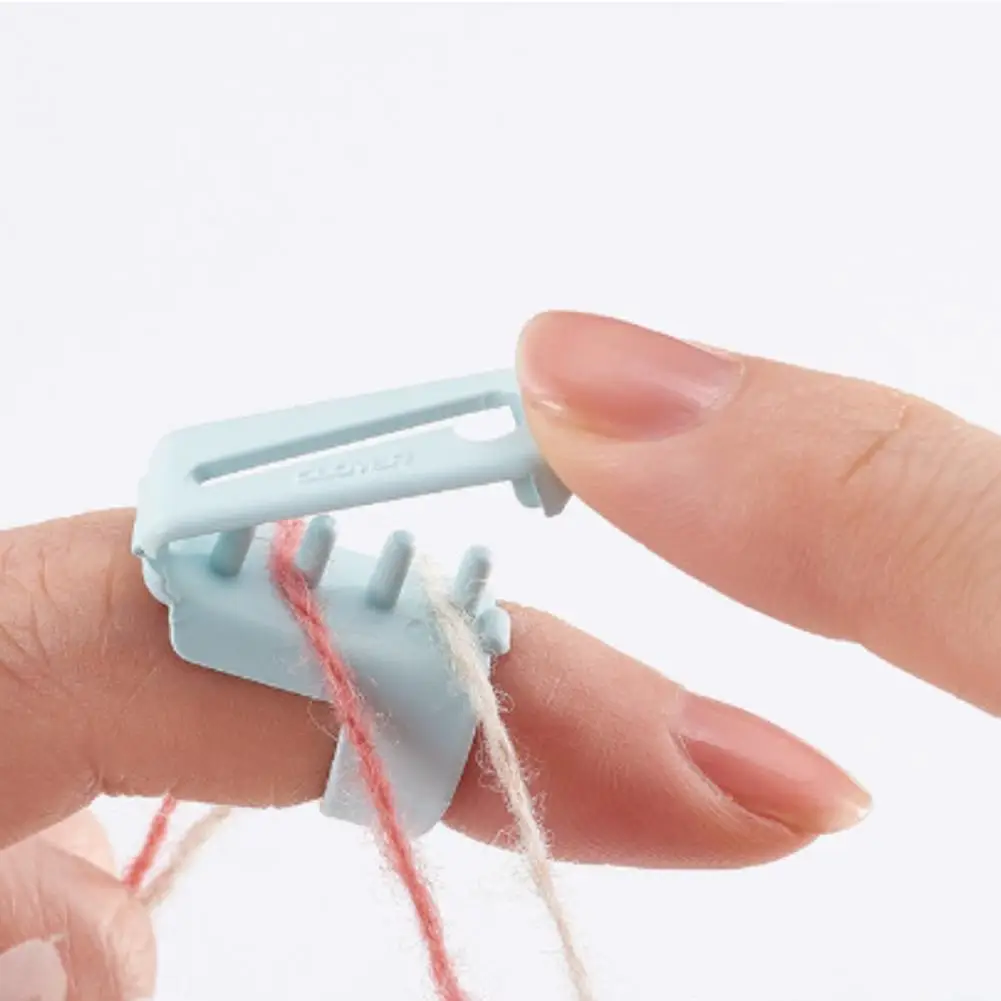 Yarn Guide Finger Knitting Tool Random Color Lightweight Portable Ergonomic Design for Crochet Weaving Yarn Management Handcraft