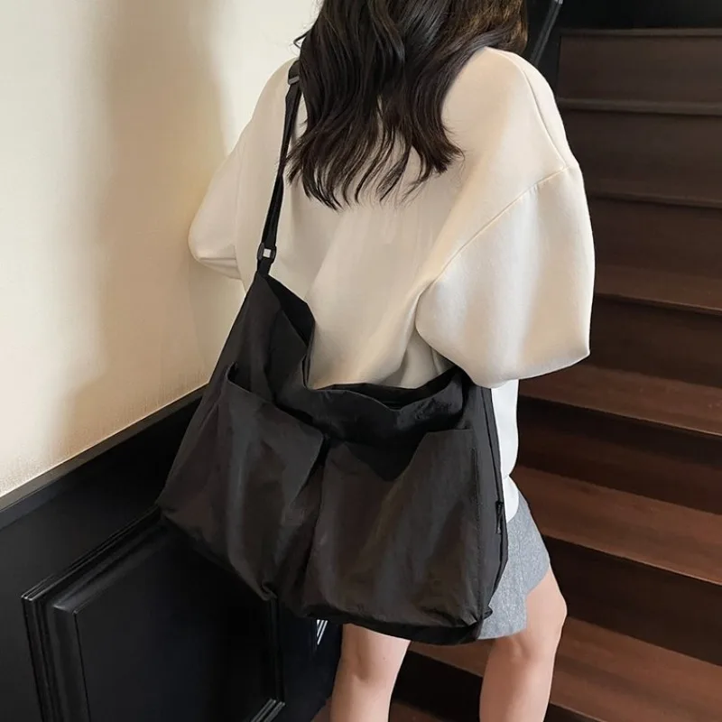 

Контурная кожаная сумка для женщин, роскошная дизайнерская винтажная сумка через плечо, большая вместительная минималистичная сумка уникальной формы, сумка для подгузников