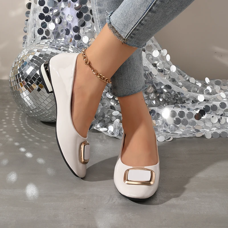 2026 Mocassini da donna nuovi - Slip con fibbia quadrata su scarpe con tacco basso Suola morbida Scarpe da mamma Primavera Autunno Scarpe casual Decorazione dorata