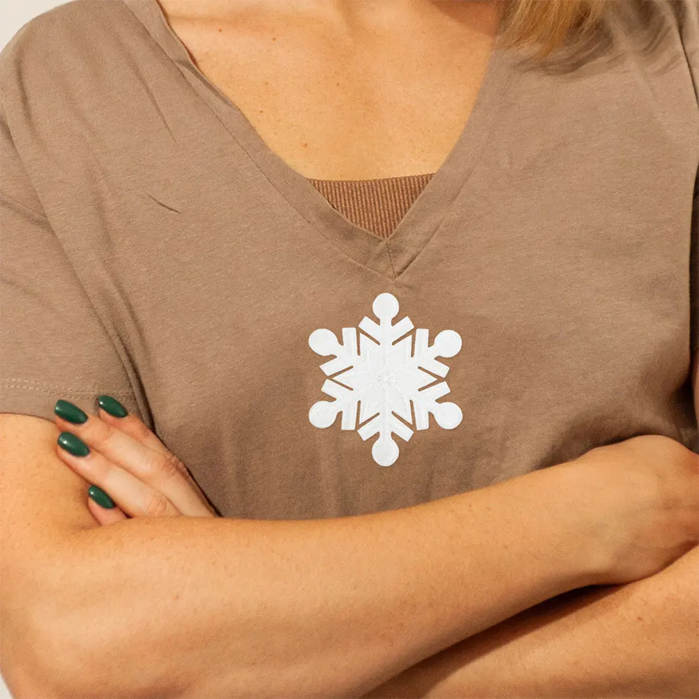 

20Pcs Snowflake Fabric Patches DIY Iron on Embroidered Appliques for Christmas Clothes Winter Decoration Embellishments