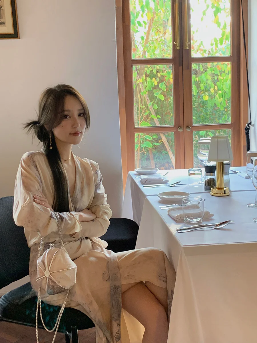 

Шикарный новый китайский комплект с топом-крестиком, юбкой на поясе и в прохладных тонах YUM STAR QD235-A/B Весна 2024