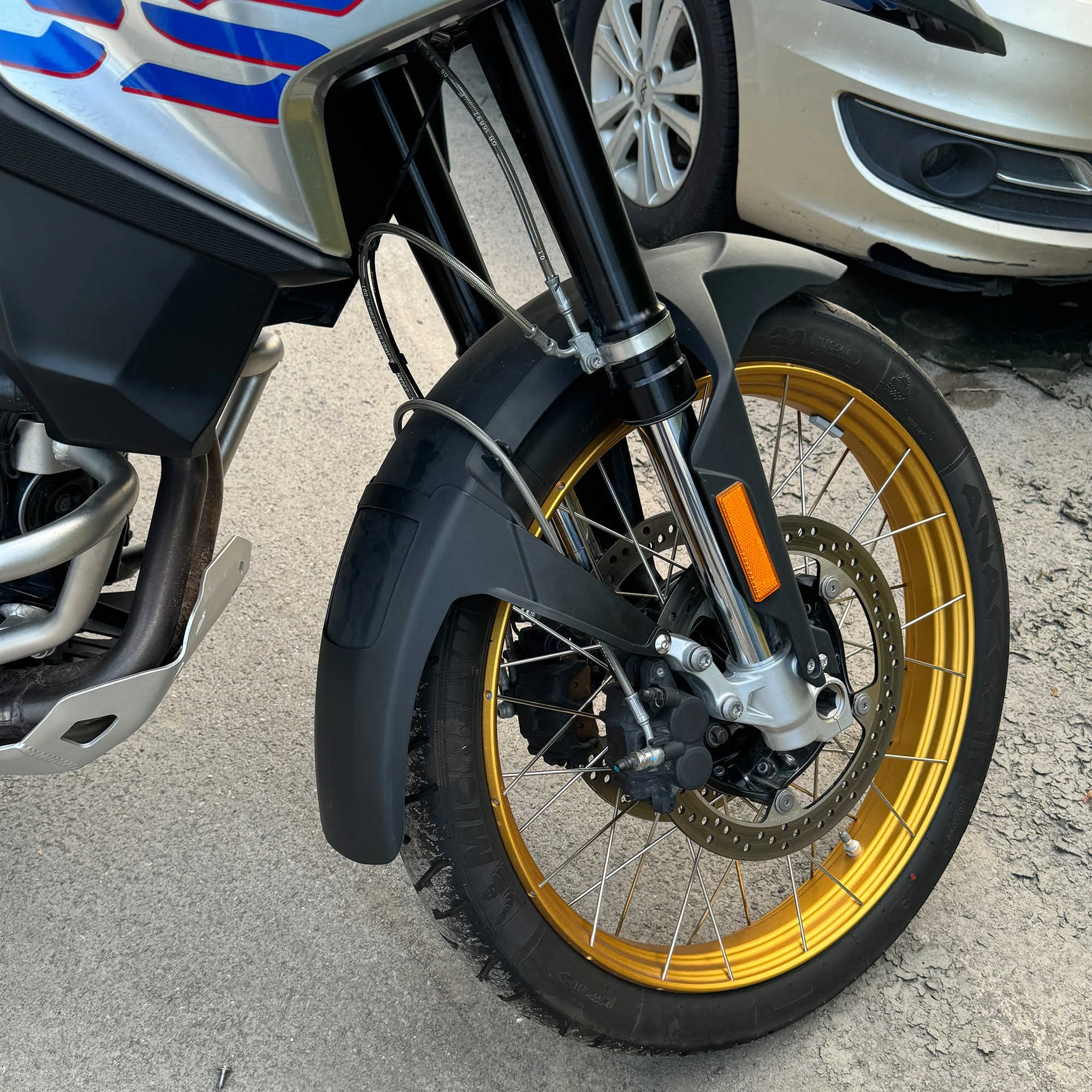 For F850GS, the accessory includes a longer water-blocking plate for the front fender, and a front wheel water guard.