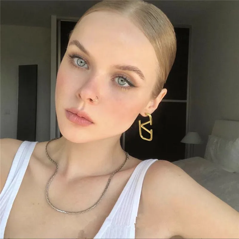 

Fashionable Large V Letter Earrings for Women European And American Style Metal Jewelry Daily Party Holiday Accessory