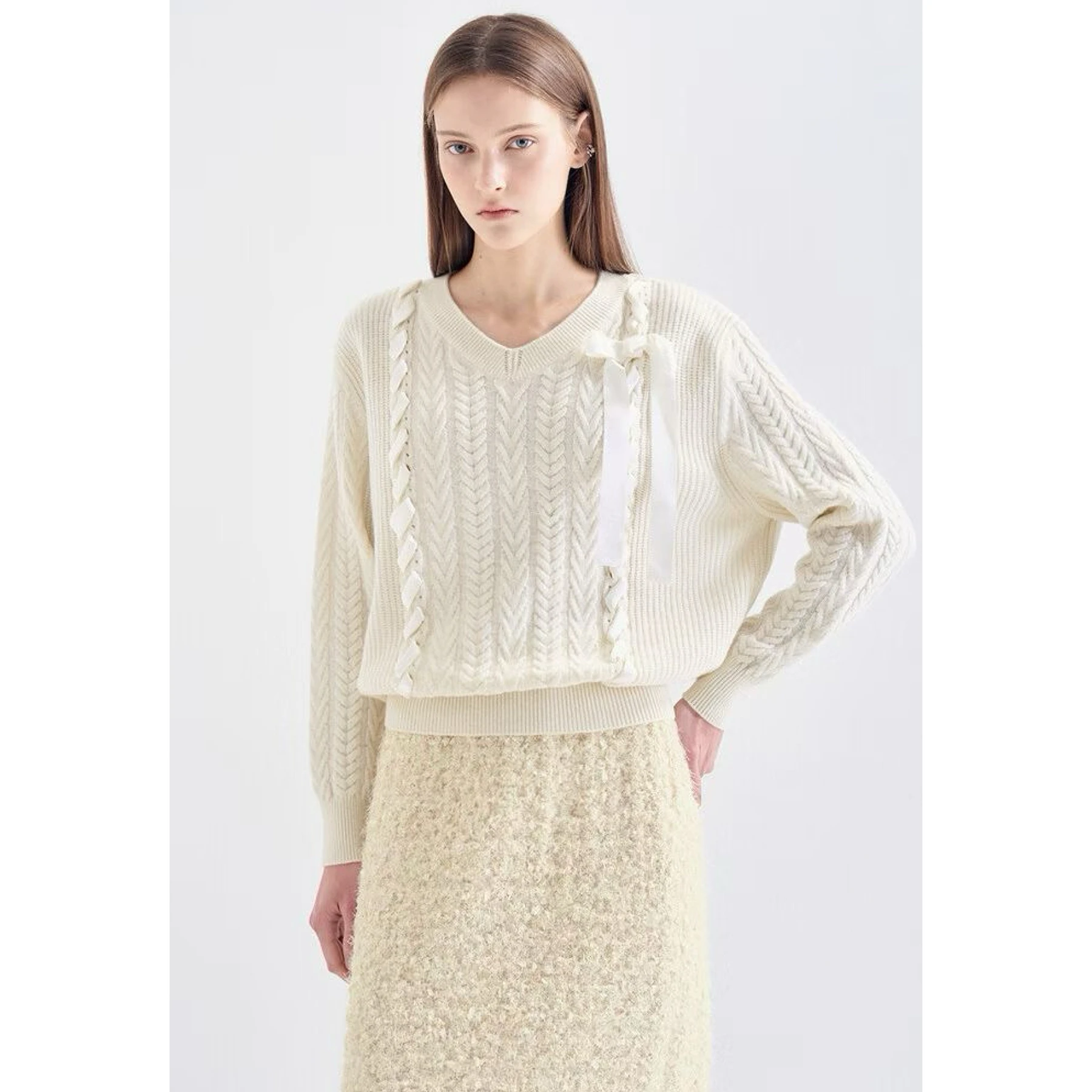 เสื้อไหมพรมถักลายเลมอนชีสแบบหวานๆ ช่วยชะลอวัย ดีไซน์ผูกปมเว้าช่วงอก ทรงหลวม แขนยาว คอวี...