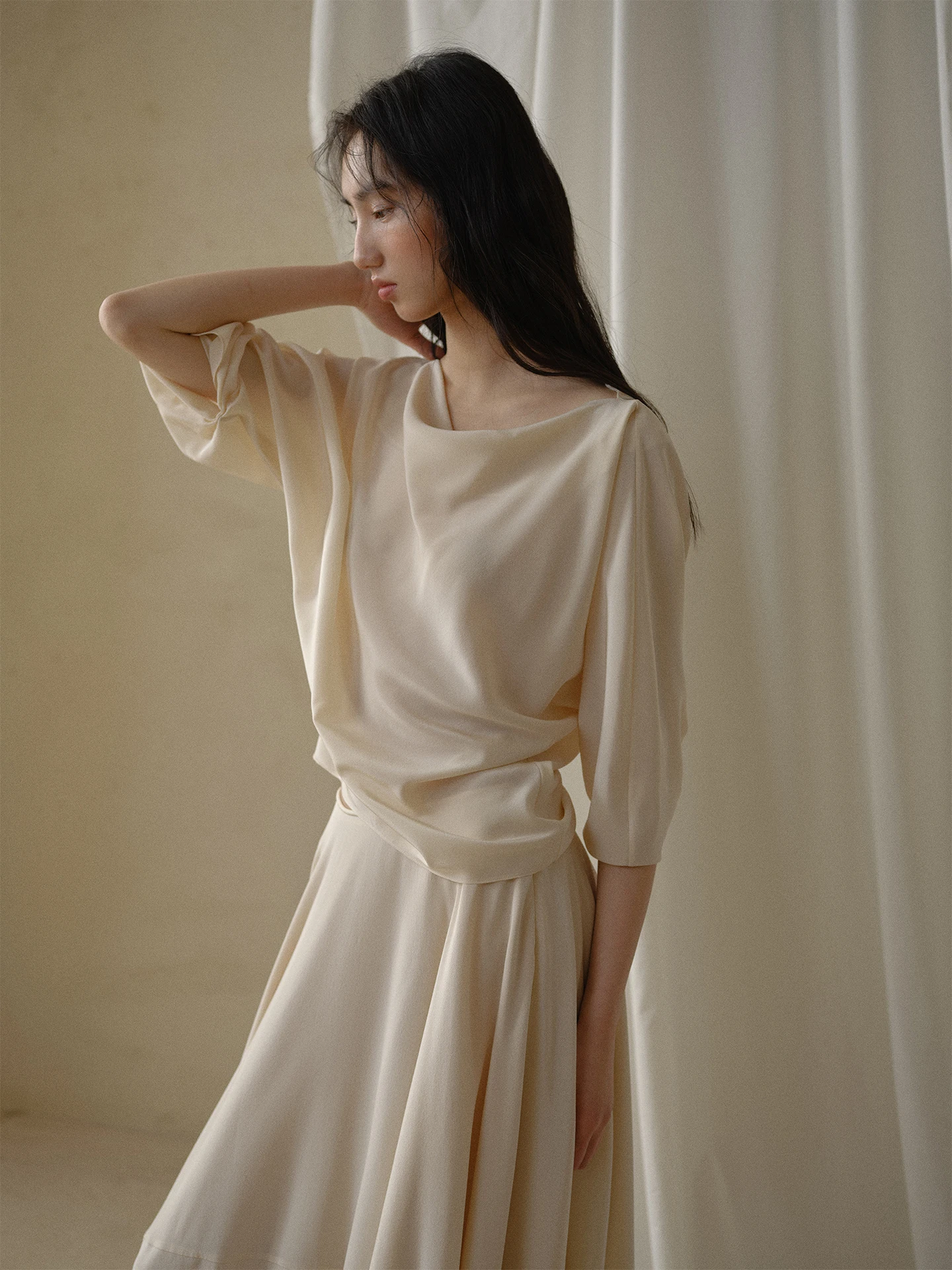 

Skin-friendly Breathable Silk Shirt with Ribbon Neck Design Moisture-wicking Commute Style Regular Fit Five-quarter Sleeve