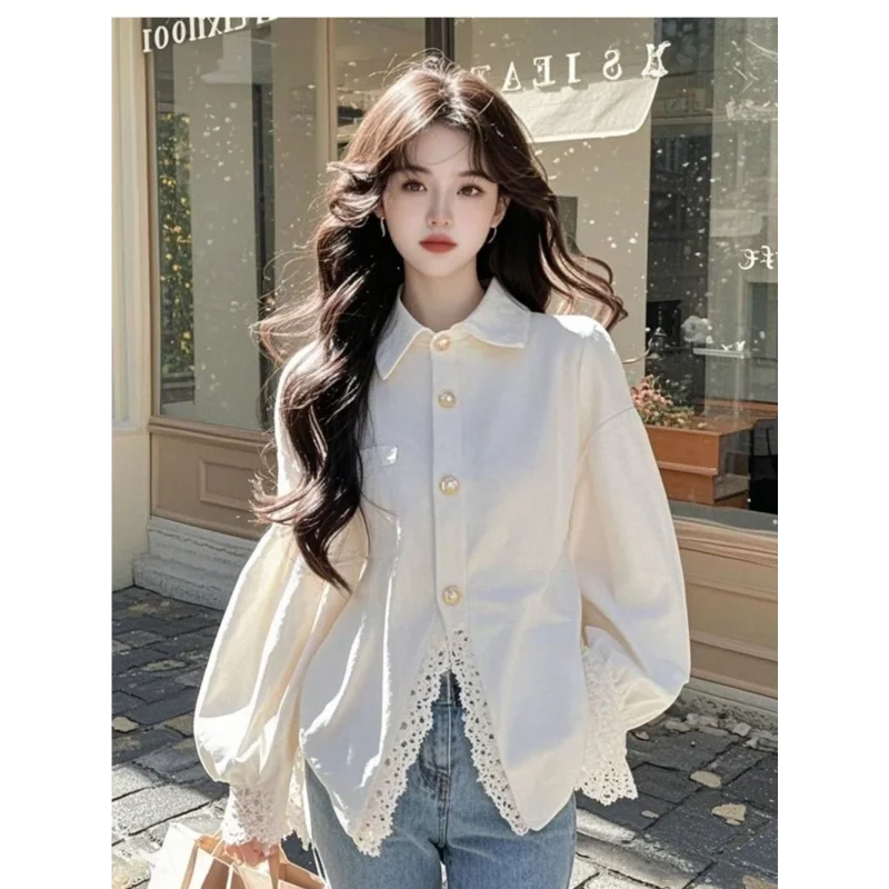 เสื้อเชิ้ตผ้าลูกไม้สีขาวระดับไฮเอนด์สำหรับผู้หญิง ดีไซน์ใหม่สไตล์ตะวันตก ฤดูใบไม้ผลิ 2025