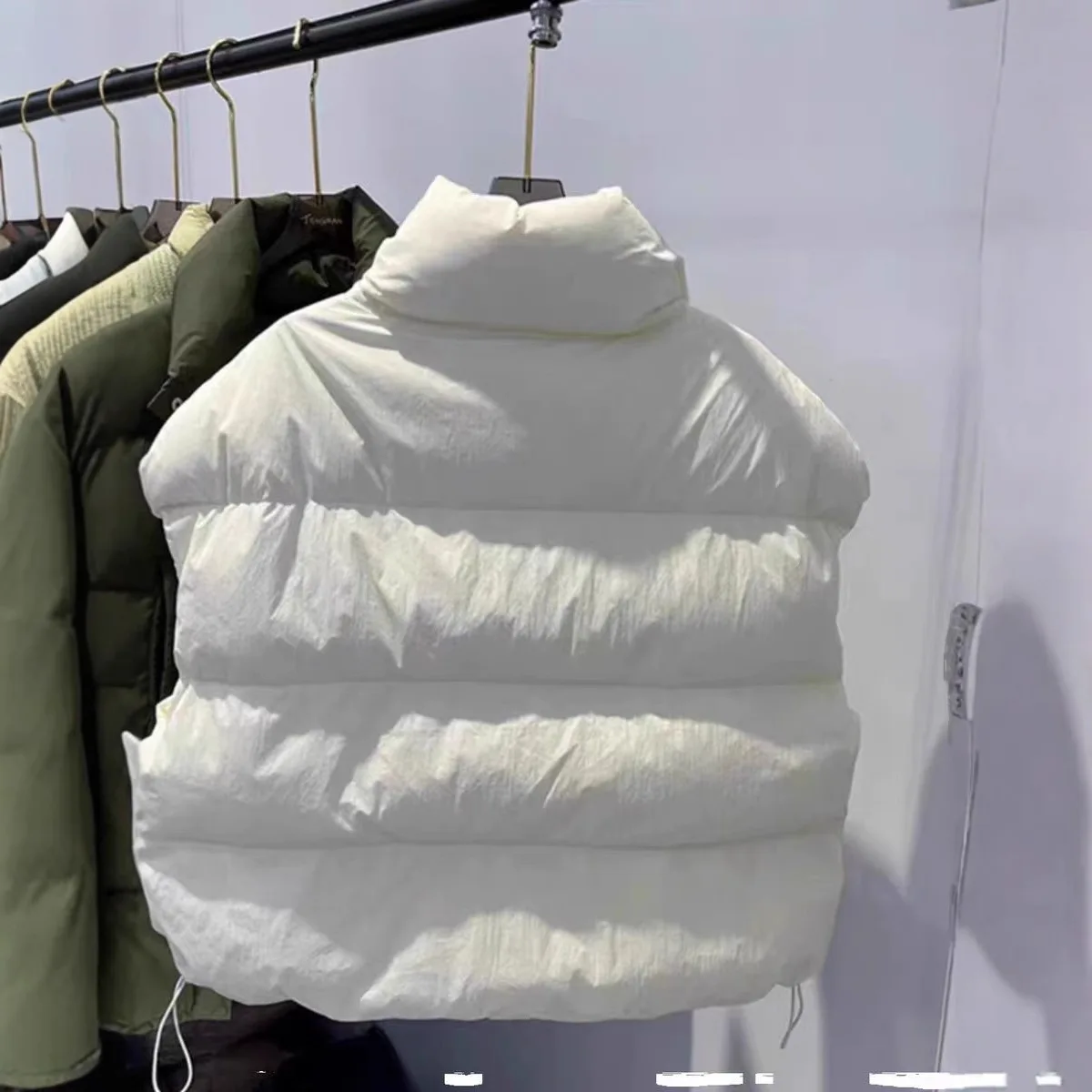 Jesienno-zimowa nowa kamizelka puchowa damska, krótka, ocieplana, ciepła, modna, uniwersalna, bez rękawów, z kołnierzykiem stójką, płaszcz bawełniany.