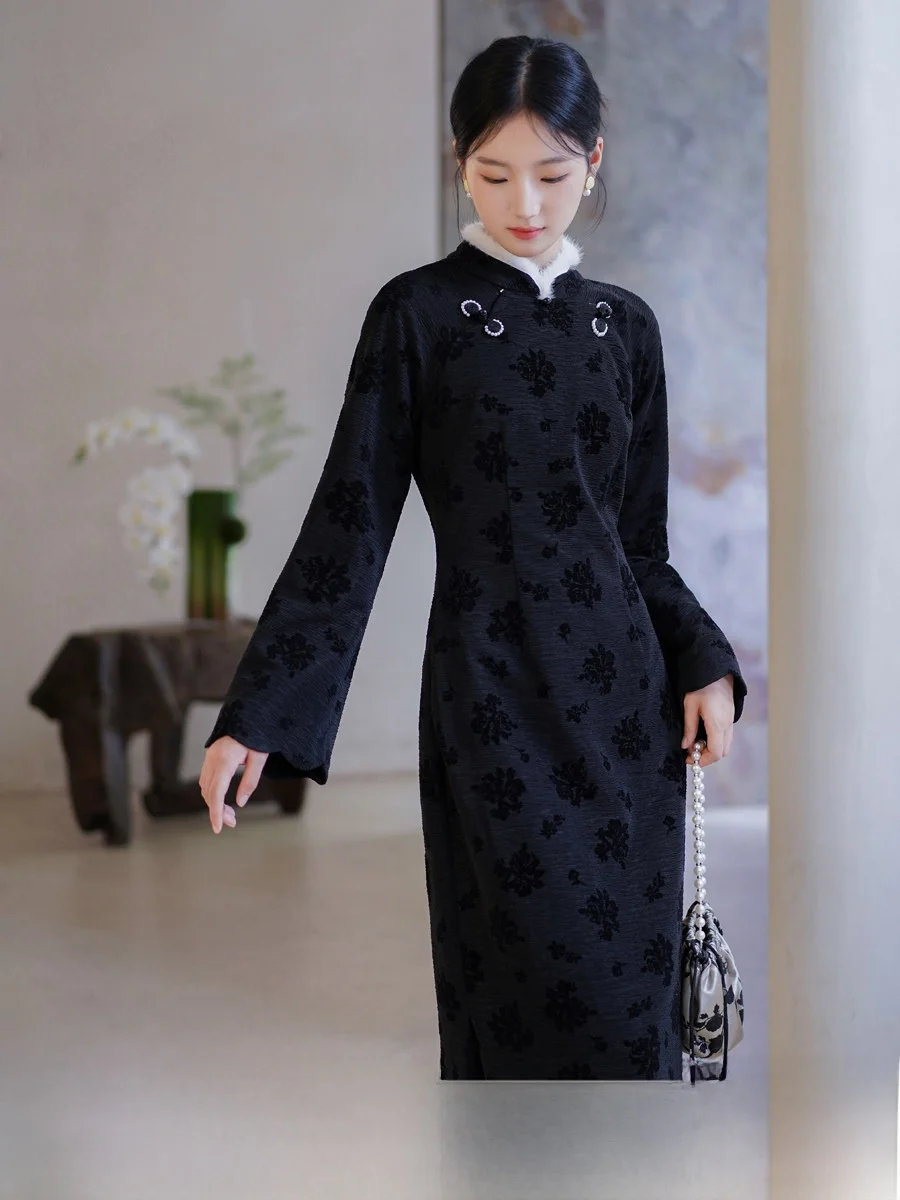 

Original Design Long Qipao Dress for Women with Fur Collar Embroidered Pattern Elegant Chinese Style Low Slit Daily Wear