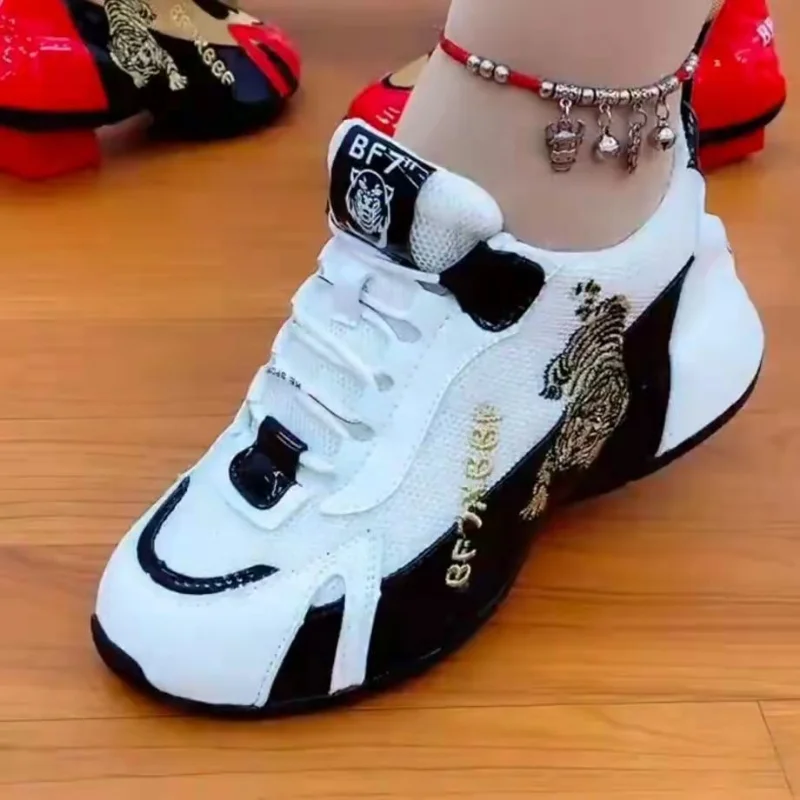 Zapatos Deportivos blancos pequeños para mujer, zapatillas transpirables con bordado de Tigre, top bajo, Color a juego con cordones