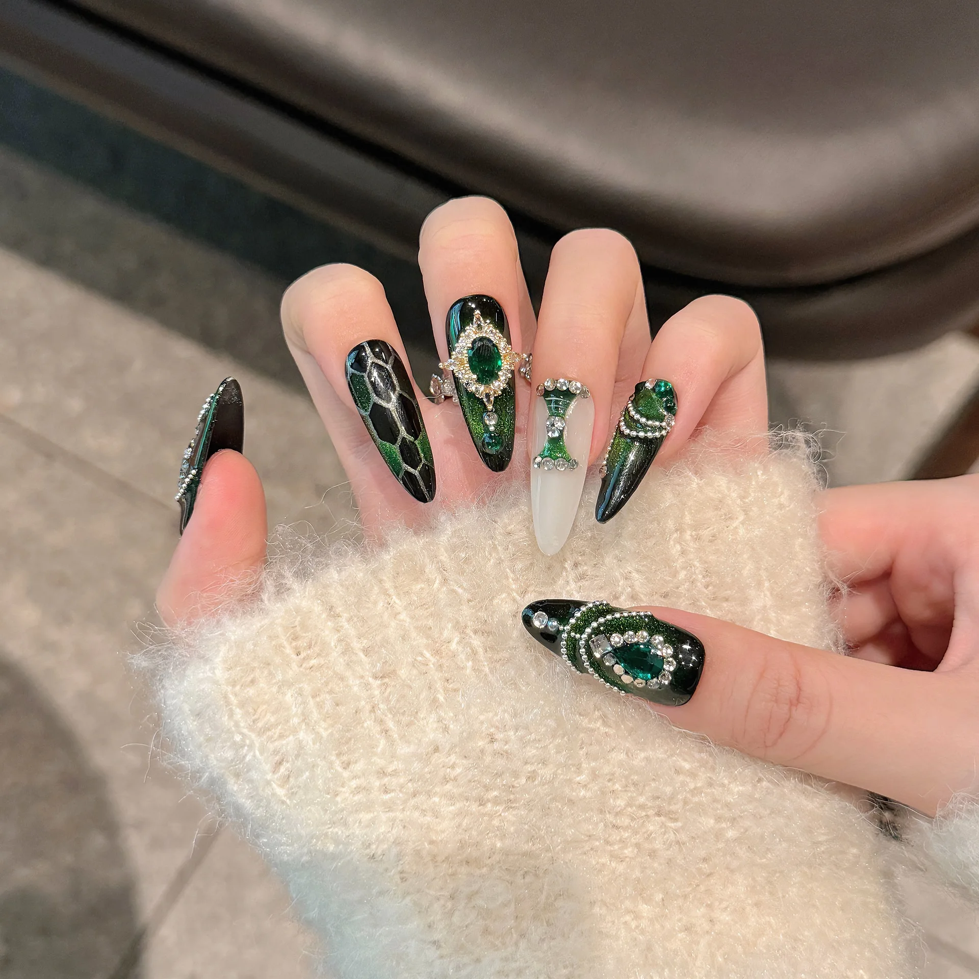 YH001-41 Handmade Press on Nail 10pcs Emerald three-dimensional diamond inlaid high-end wearing armor fake nail patch