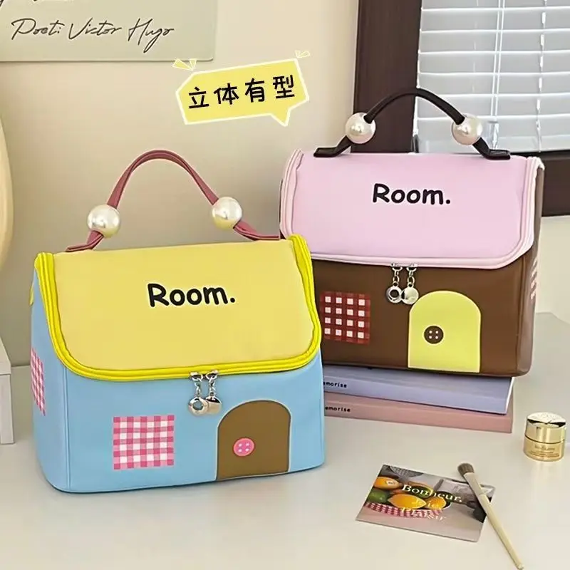 Makeup accompaniment, small house, cosmetic bag, storage bag, layered partition, convenient going out, washing handbag