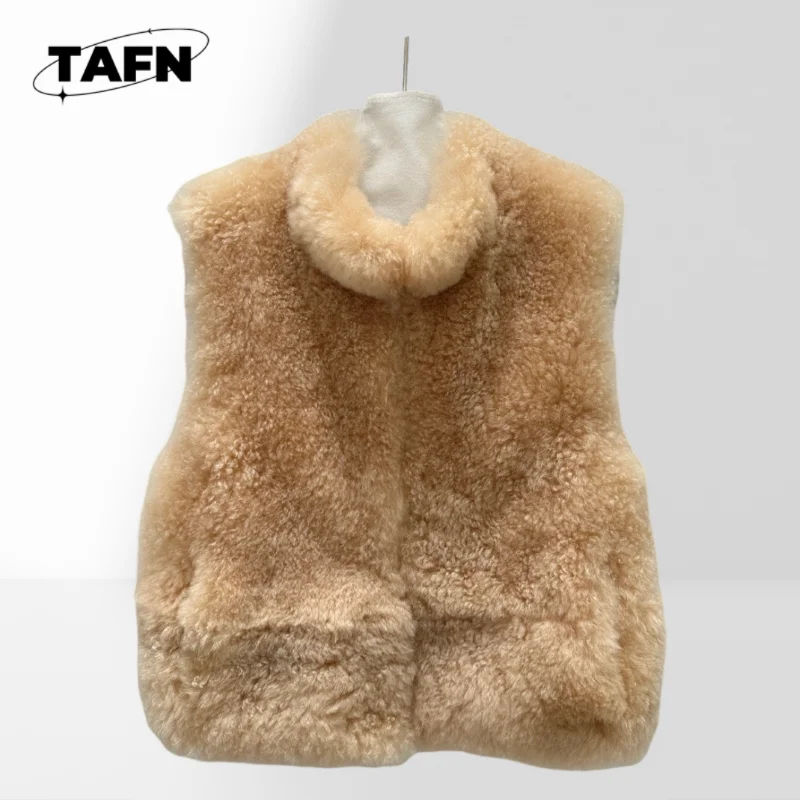 

Trendy Sleeveless Winter Jacket for Women in Fashionable Colors Cozy Up in a Sleek Women's Puffer Vest Jacket AK0427