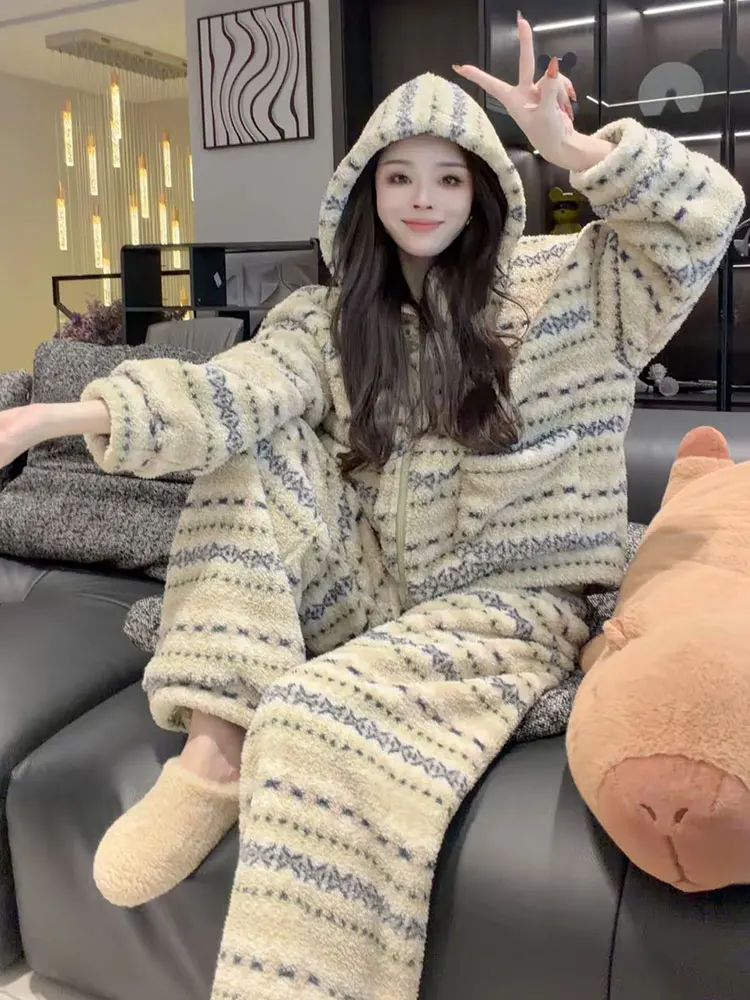 

Thickened Fleece Coral Velvet Home Clothes Set Women's Winter New Small Size Outdoor Wear Nightgown Two-piece Set Trendy