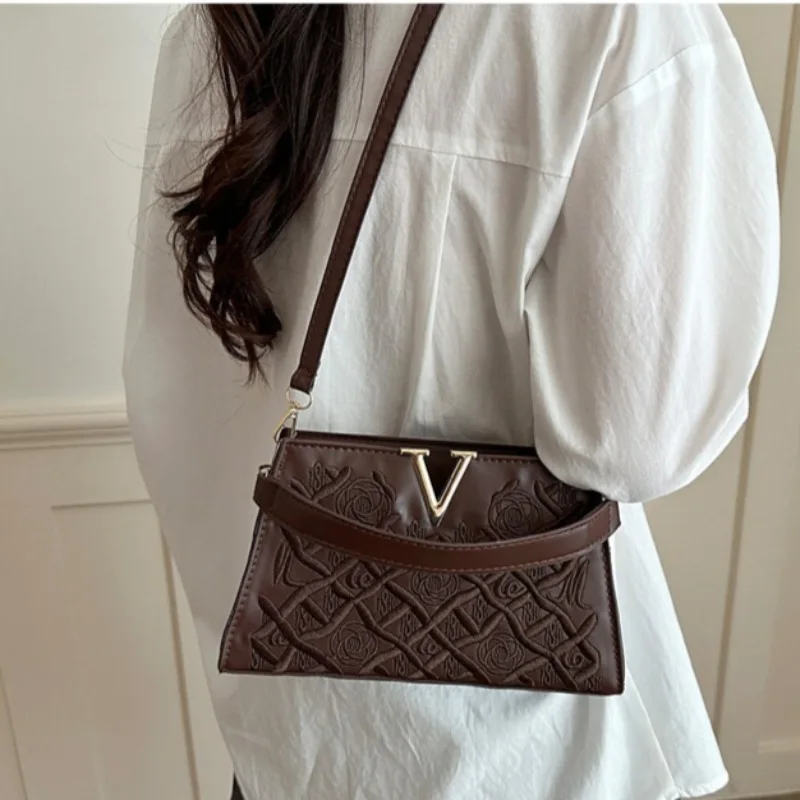 Heavy-duty Embroidered Single-shoulder Small Square Bag, A Stylish and Versatile Crossbody Bag with A Chic Handbag Feel