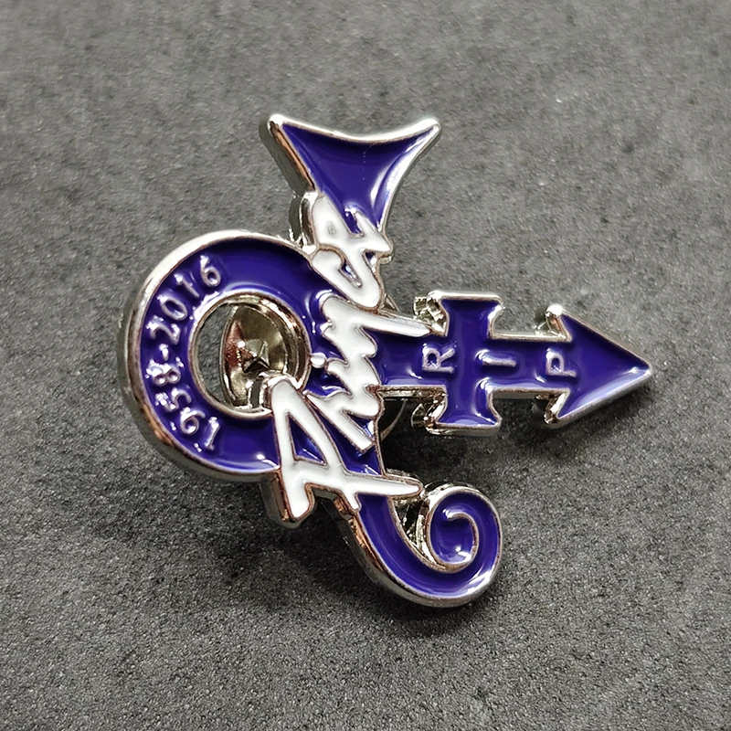 Badge, écusson, pin's, accessoire, cadeau, symbole, emblème, signe musical de chanteur de groupe rock, anime, jeu, sac à dos