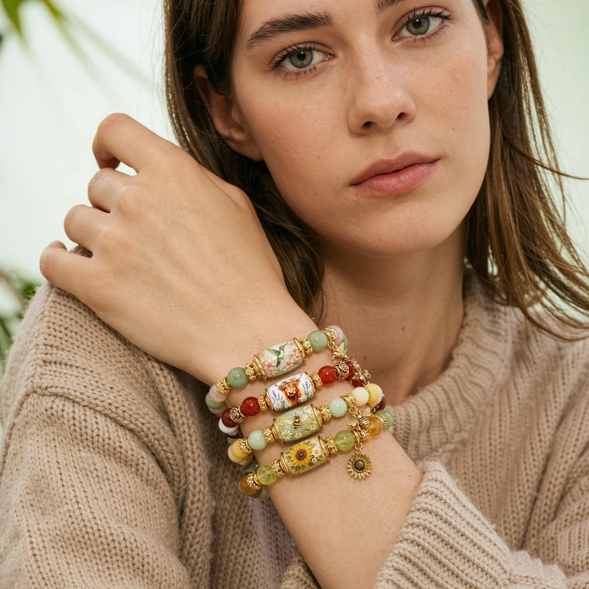 Zarte Armbänder im Frühlingsgarten-Stil mit Glasperlen für Damen und Herren, mit Charm-Anhängern wie Kolibri, Sonnenblume, Biene und Ochsenkopf, Heilschmuck. – Detail 7