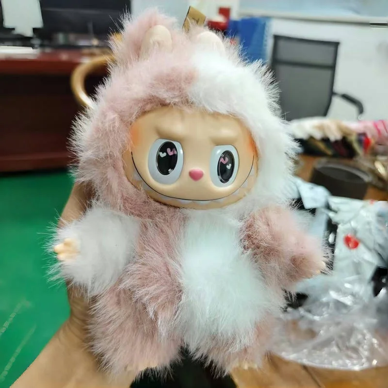 

Новая высококачественная серия кукол Angel Labubu, розовый кремовый персик, украшение в виде глаз любви, подвеска для девочек, настольная игрушка, подарок на день рождения для ребенка