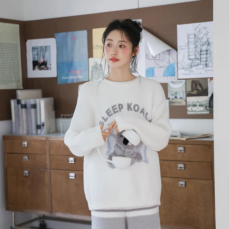 pigiama-invernale-da-donna-morbido-e-confortevole-con-motivo-a-koala-pantaloni-a-righe-in-stile-inglese-maglia-a-blocchi-di-colore-e-un-tessuto-spesso