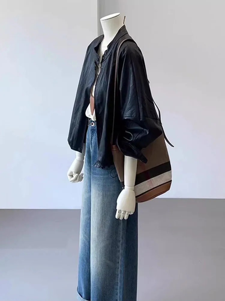 Jaqueta de Couro Retro Americana Feminina Casual com Botões Decorativos, Corte Solto, Manga Longa e Fechamento com Zíper