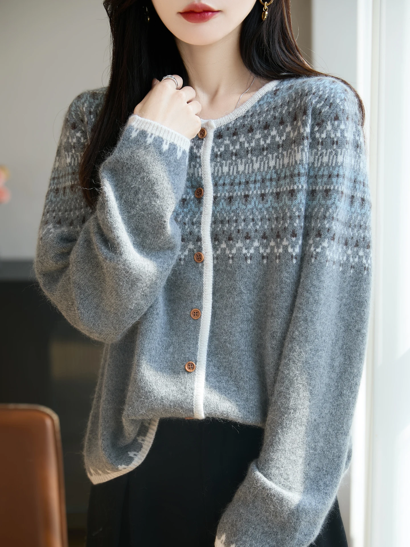 เสื้อสเวตเตอร์แฟชั่นใหม่สำหรับผู้หญิง ฤดูใบไม้ร่วง ฤดูหนาว ดีไซน์หรูหรา ผลิตจากขนแกะเมอริโน 30% เสื้อถักสไตล์เรโทร คาร์ดิแกนแขนยาวสำหรับผู้หญิง เสื้อผ้าแฟชั่น