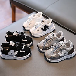 Scarpe per bambini per ragazzi e ragazze Sneakers morbide nuove scarpe da corsa sportive di moda 2024 scarpe da esterno per bambini Casual piatte per bambini