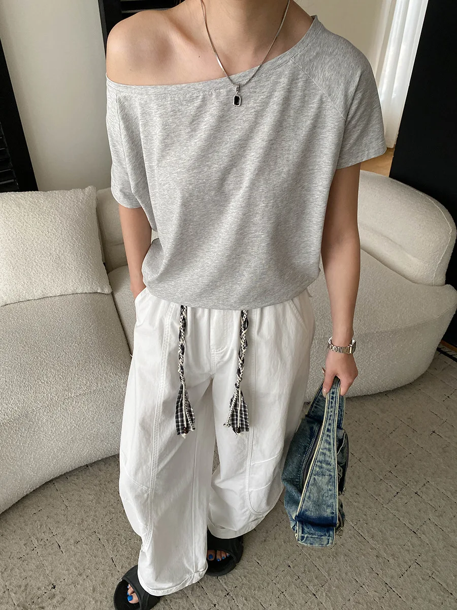 Sommerliches Damen-T-Shirt in unifarbenem Design mit schrägem Ausschnitt, schulterfrei, lockerer Passform und schlankmachendem Effekt, kurzärmelig. – Detail 9