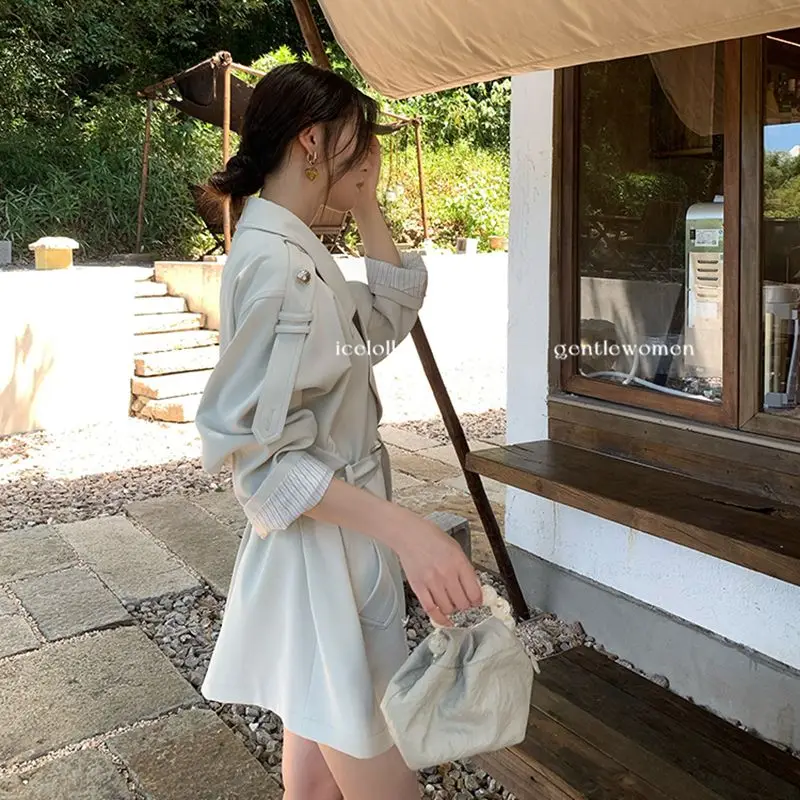 เสื้อโค้ทเทรนช์สไตล์อังกฤษสำหรับผู้หญิง ฤดูใบไม้ผลิ/ฤดูใบไม้ร่วง ปี 2025 ความยาวระดับเข่า กระดุมสองแถว ปกสีขาว แบบสั้น