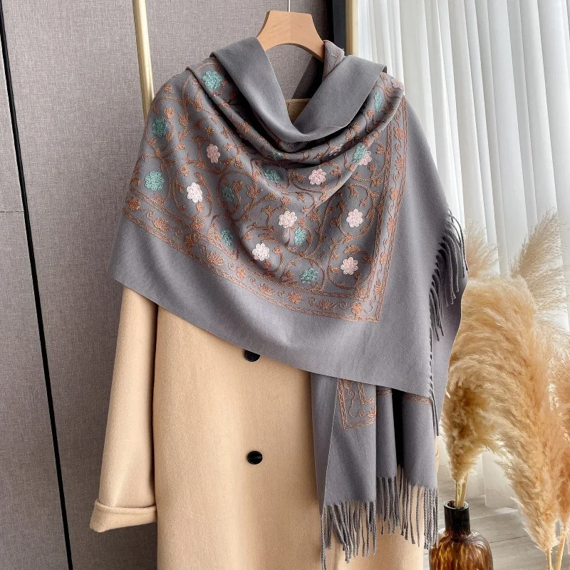 Nowy kaszmirowy szal z haftem – Woven Scarf Blanket recenzja i cena
