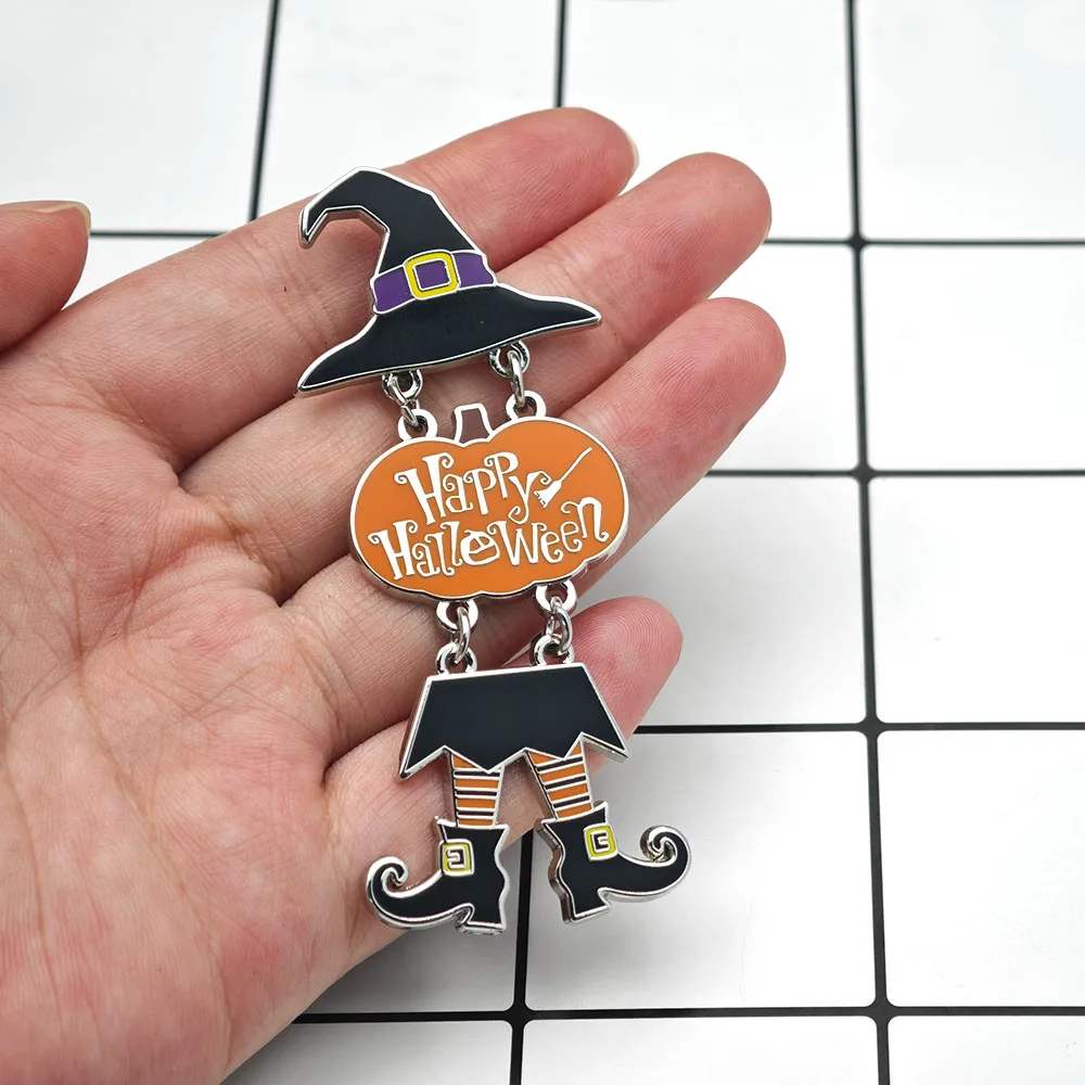 Happy Halloween Metall-Emaille-Anstecknadel mit hängendem Hexenhut, Brosche mit Kettenverbindung, Kürbis-Abzeichen, bewegliche Beine, Reversnadeln, Festivalgeschenk – Detail 7