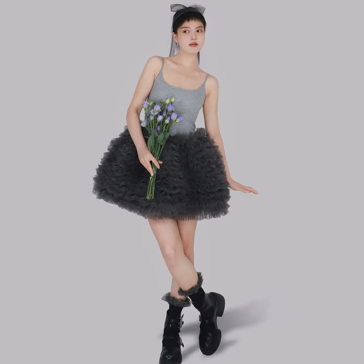 Damska sukienka na ramiączkach z siateczką, falbankami, kontrastowymi kolorami, marszczeniami z gazy, kwiatowymi wstawkami, puszysta spódnica w kształcie litery A.