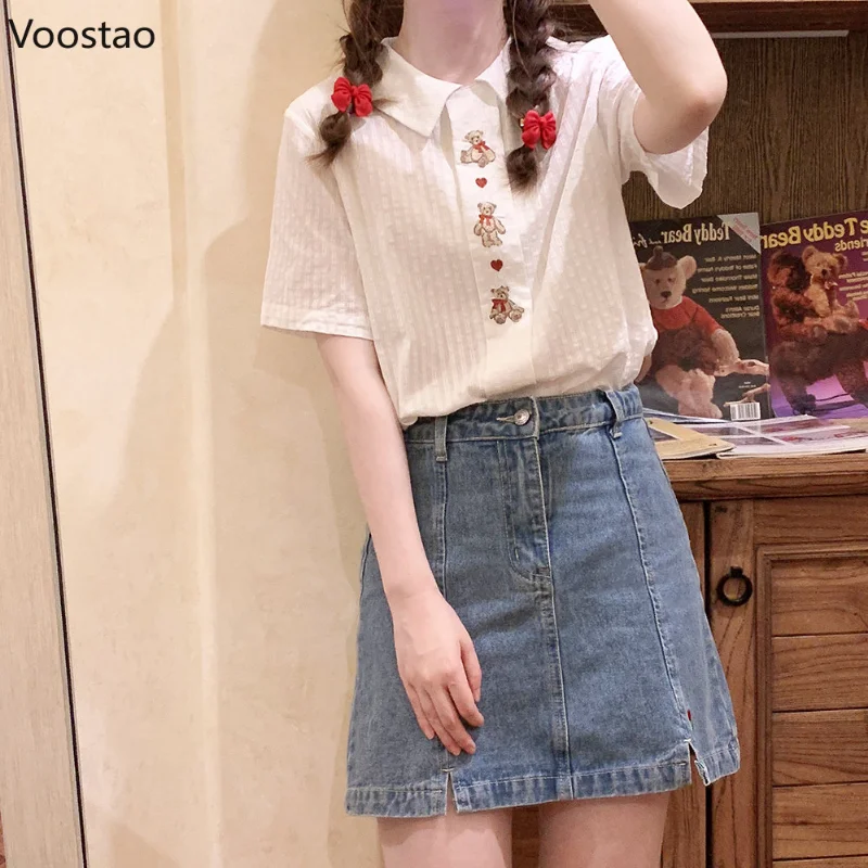 Blusas blancas dulces de estilo Lolita para mujer, camisas de algodón con bordado de oso de dibujos animados Kawaii, camisetas coreanas de manga corta holgadas