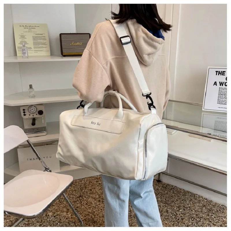 Capacious Overnight Bag Portable Waterproof Handbag Adjustable Shoulder Straps Packing Cube Euro-American Style PU Material