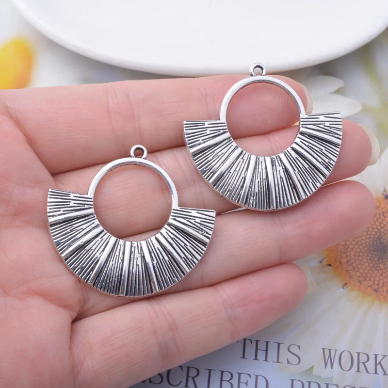 10 Stück Vintage-Stil Antiksilberfarbene Mond-Fächer-Anhänger Metall Runde Anhänger DIY Ohrringe Damen Schmuck – Detail 5