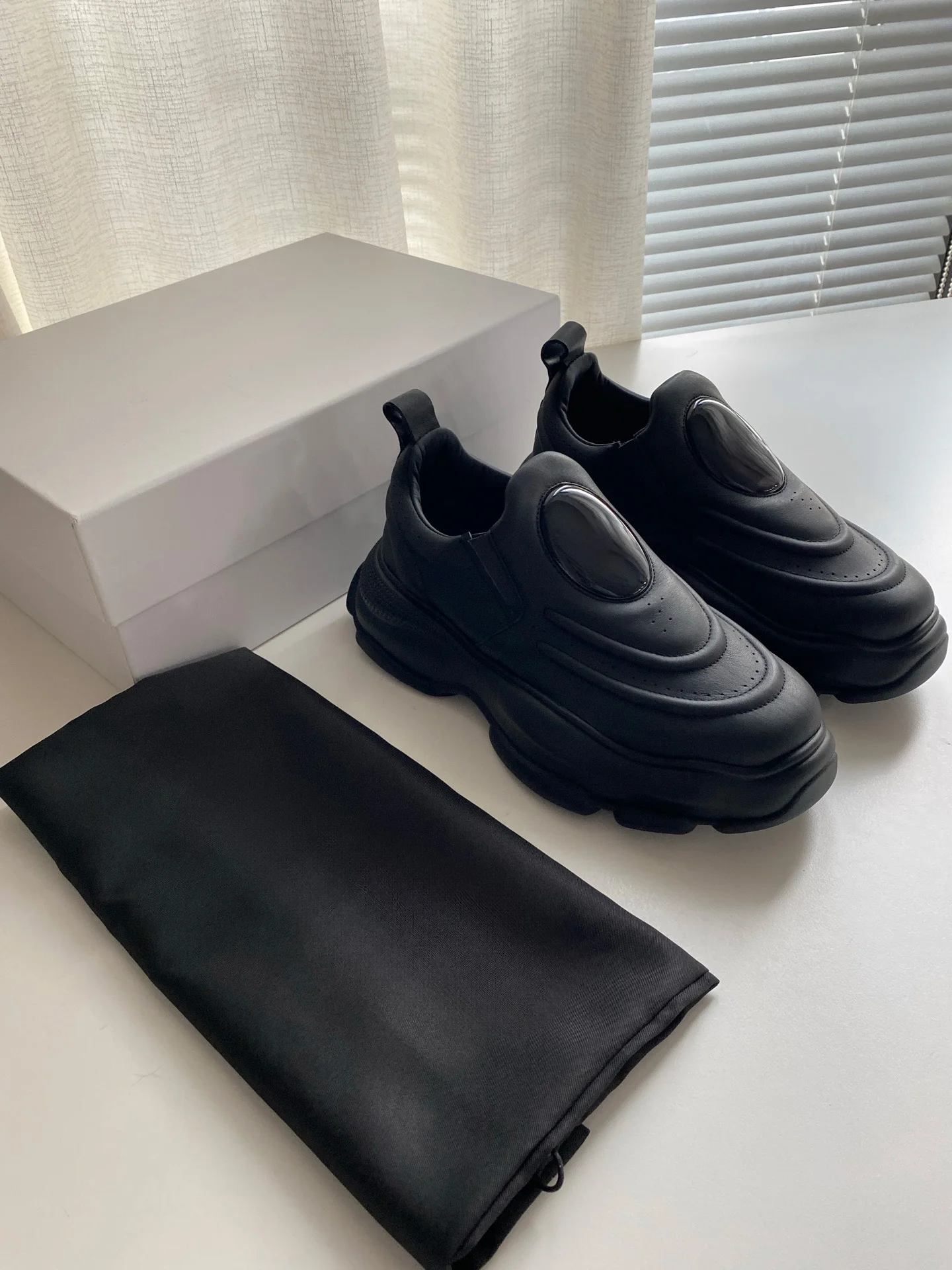 

Спортивная обувь без шнуровки 2026, изготовлена из кожи, с блестящим овальным декором, толстой подошвой, дышащим перфорированным дизайном.