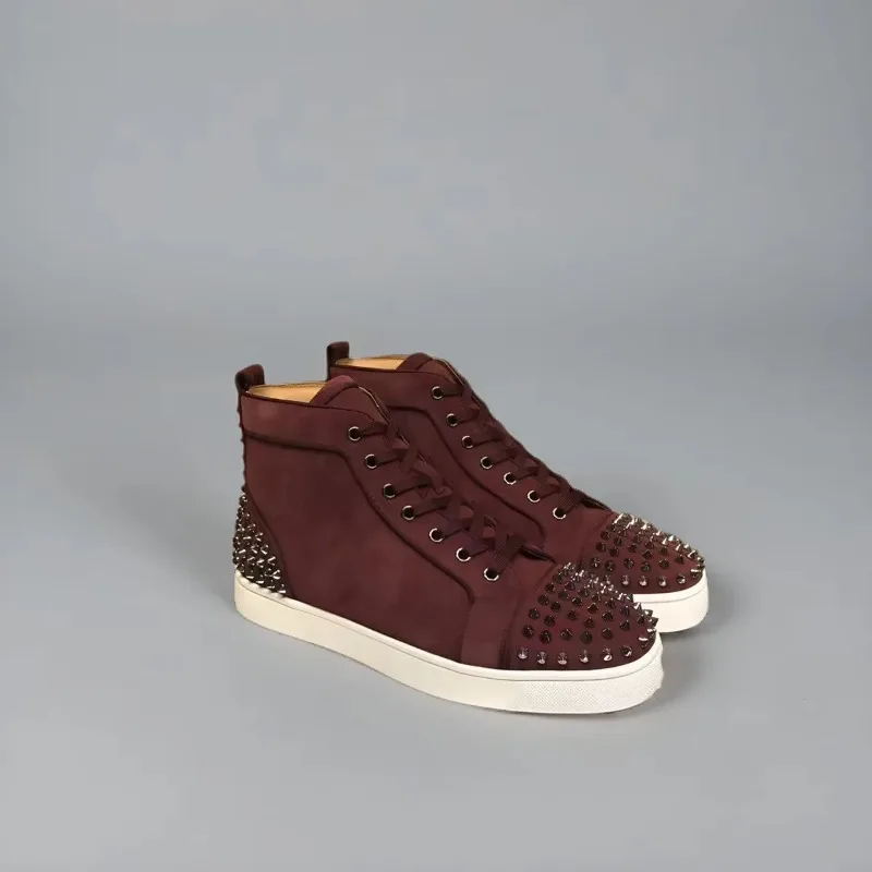 Designer HighTop Scarpe con fondo rosso per uomo Scarpe da ginnastica Guida in pelle scamosciata a spillo Vera pelle Argento Rivetti Punta dei piedi Tacchi Flats Sneaker