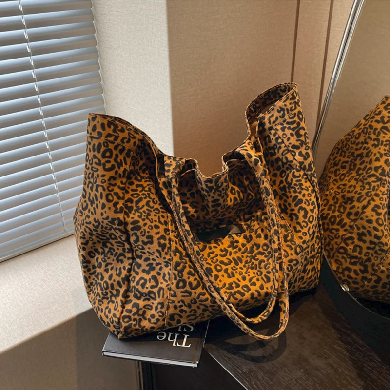 

Leopard Print Large Capacity Tote Bags Vintage Canvas Shoulder Bag for Women Casual Magnetic Button Handbag for Work Travel