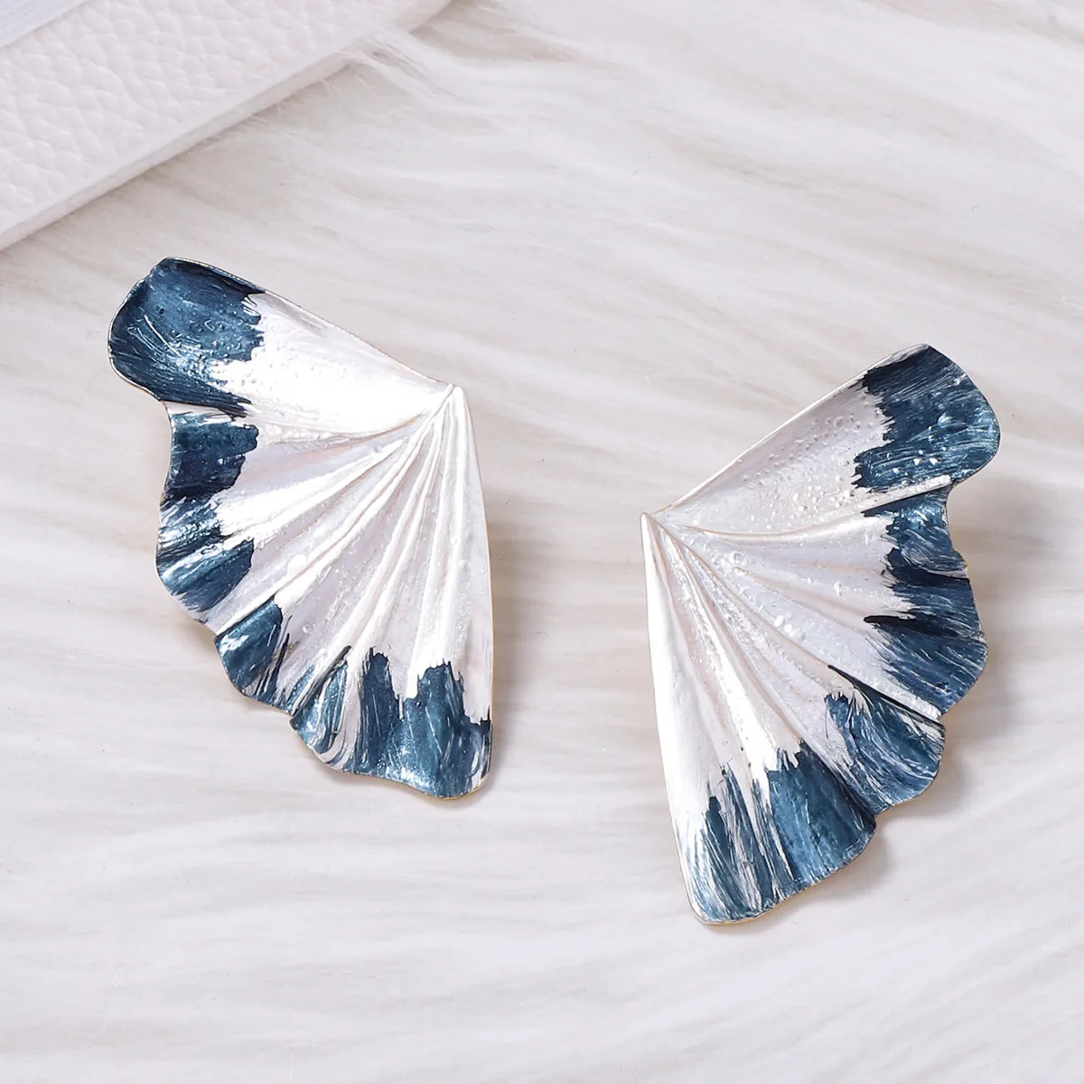 Simple and stylish high-end design sense alloy spray paint thin coating geometric fan-shaped leaf stud earrings personalized wom
