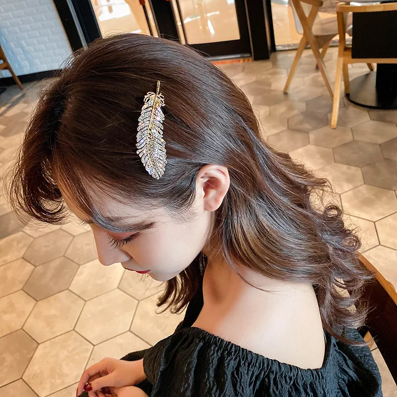 The new diamond studded feather hair clip is a minimalist and stylish duckbill clip for women\'s headwear