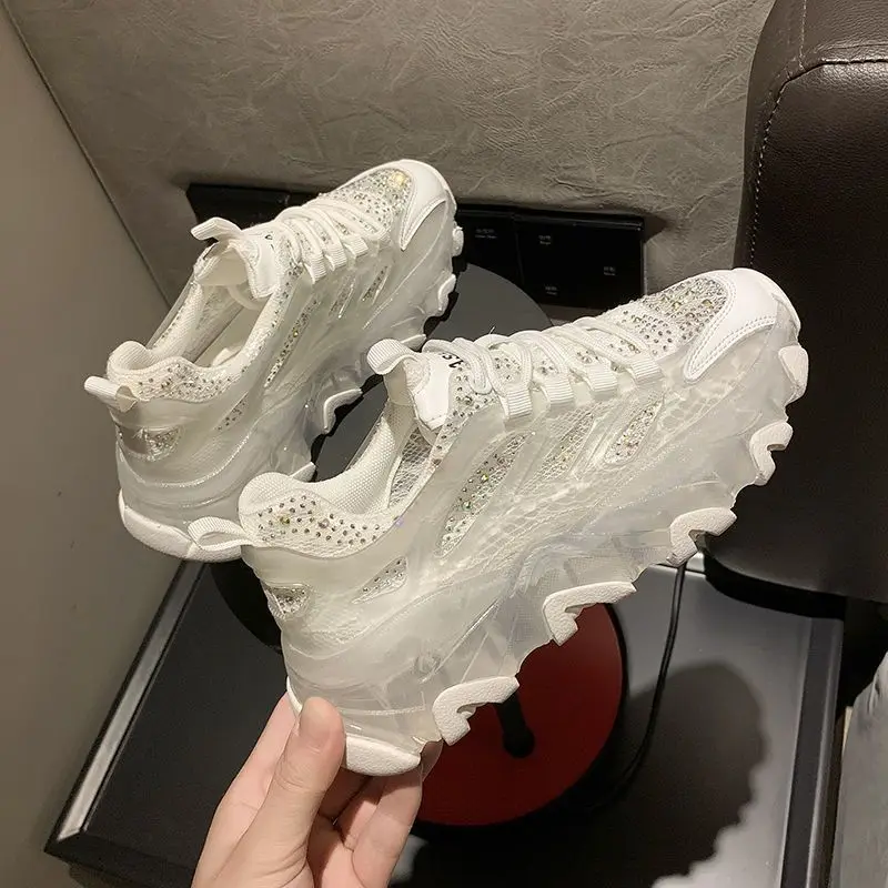 

Женские модные туфли для папы в корейском стиле, модные лето 2023, универсальные повседневные кроссовки с сетчатой подошвой и кристаллами на толстой подошве