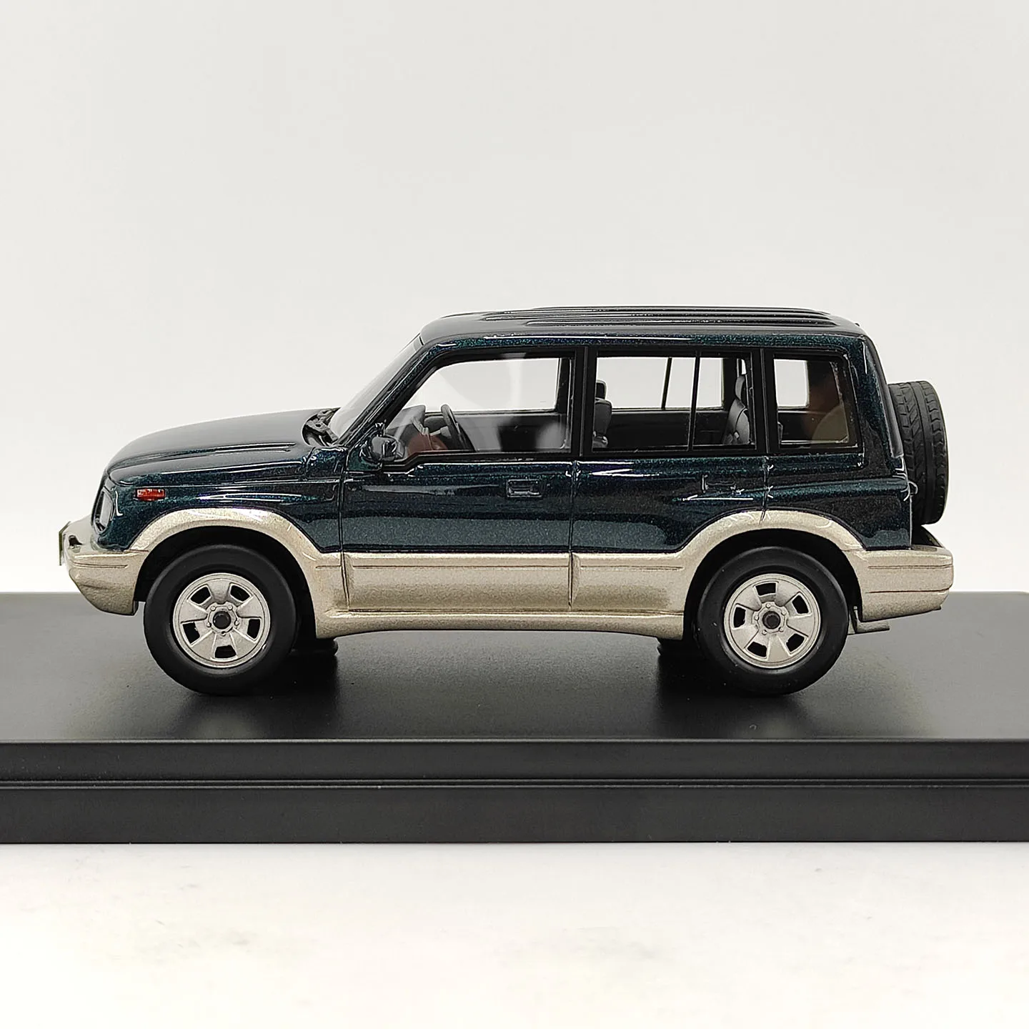 Hi-Story 1:43 Scale Suzuki ESCUDO NOMADE V6-2000 1994 Resin Car Model