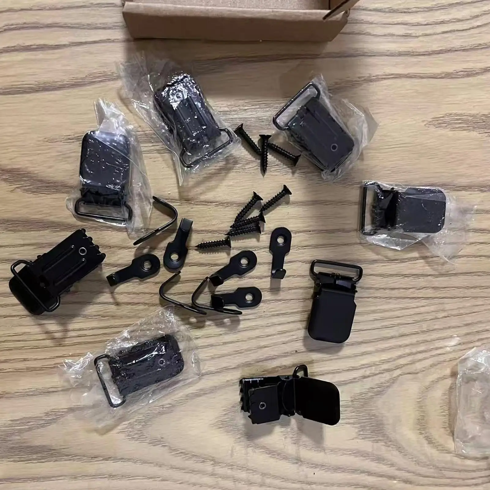 

Настенная вешалка для гобелена, 4 шт., сверхпрочный нескользящий зажим, настенные зажимы для гобелена для демонстрации фотографий, плакатов, рамки, художественные фотографии на холсте