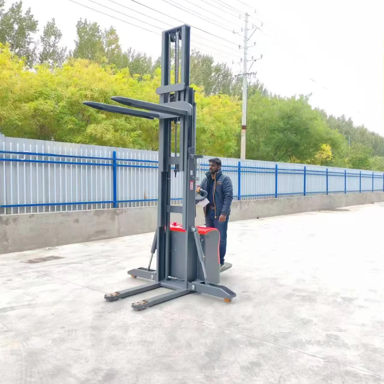 Customized 2-Ton Wide-Leg Stacker Truck With Electric Forklift, Featuring A 3m Powered Pallet, Available In Various Sizes.