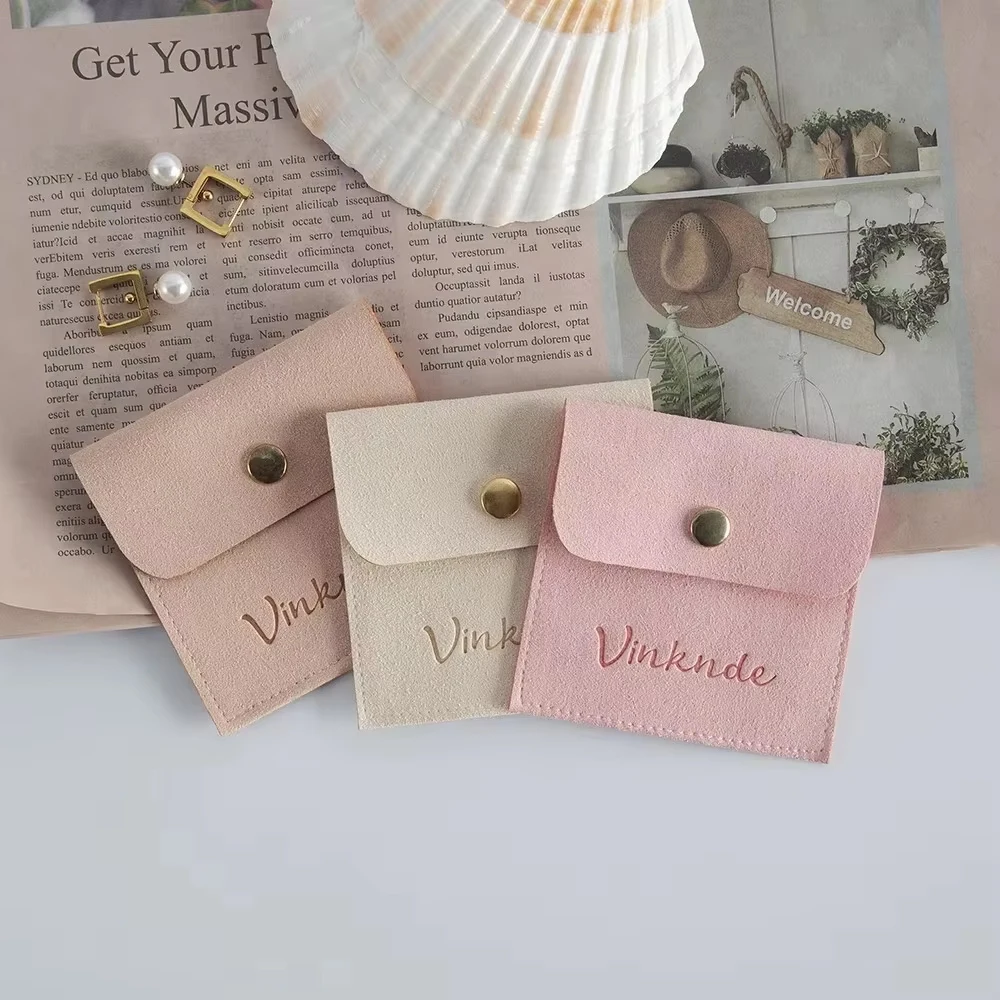 

100 шт. Новые микрофибровые мешочки с кнопкой и индивидуальным логотипом, 6x6 см, замшевые конверты на кнопке, маленькие сумочки, замшевые кармашки, органайзеры для ювелирных изделий и подарков