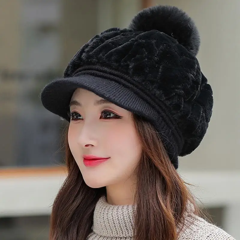 قبعة قطيفة أنيقة للسيدات لخريف وشتاء موضة قطيفة دافئة على شكل لسان البط قبعة لطيفة على شكل كرة شعر مقاومة للبرودة لحماية الأذن