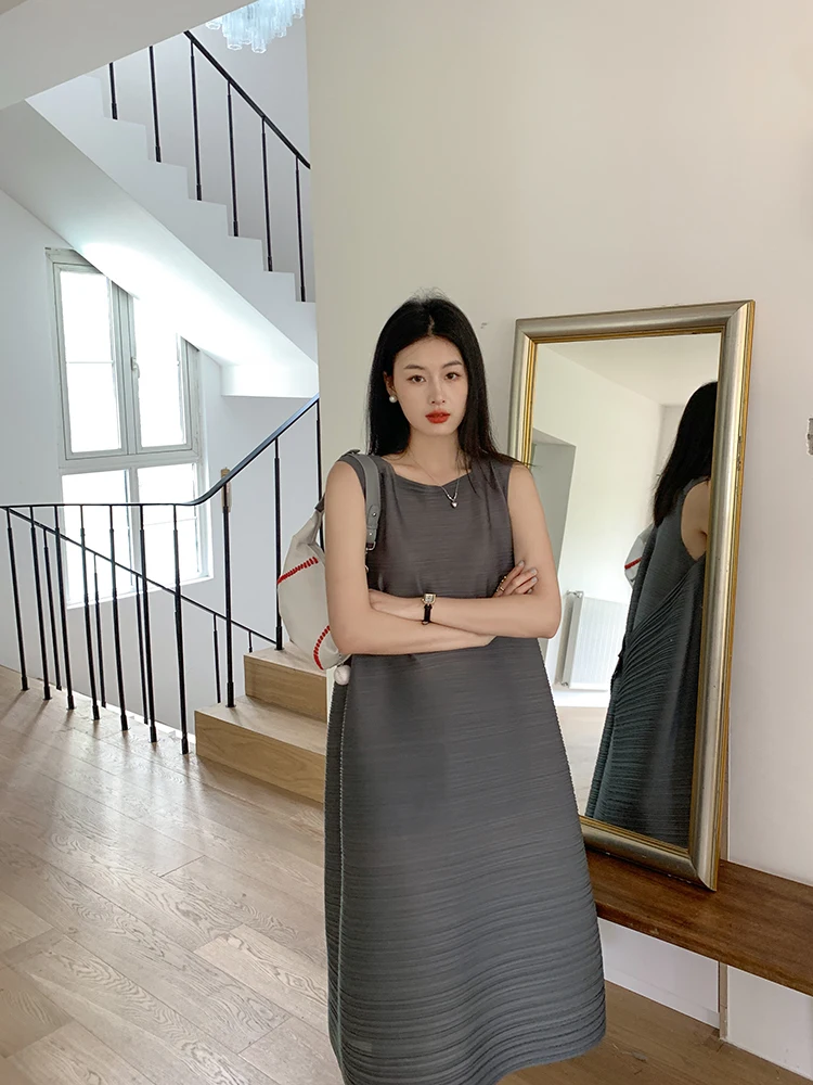Miyake Plissierte Damenkleider Lose Übergröße Hochwertige Eleganz Ärmellos Mittellanger Rock Frühling 2025 Neu – Detail 27