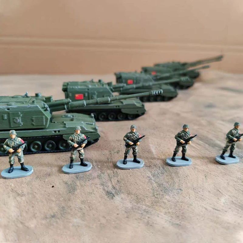 1:72 Scale PVC Plastic Models Track-type Tank 1+Soldiers 5 Suitable For Sand Table Scenes Collectible Decorative Gifts Display