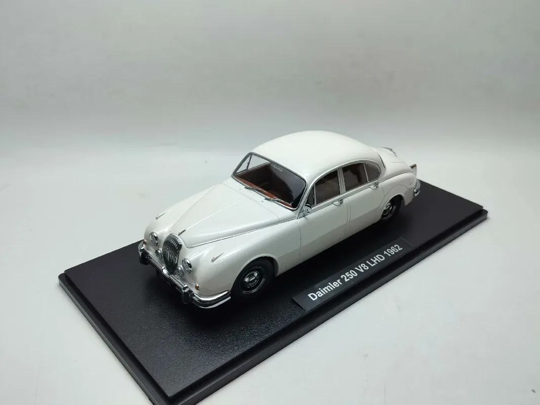 KK دييكاست 1/18 مقياس جاكوار سبيكة نموذج سيارة جاكوار ديملر 250 V6MKII 3.8LHD الأبيض اللعب المركبات لعب لصبي هدية الصندوق الأصلي